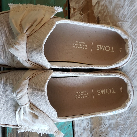 TOMS women sandal. Cream with bow. Size W8 - Picture 3 of 4